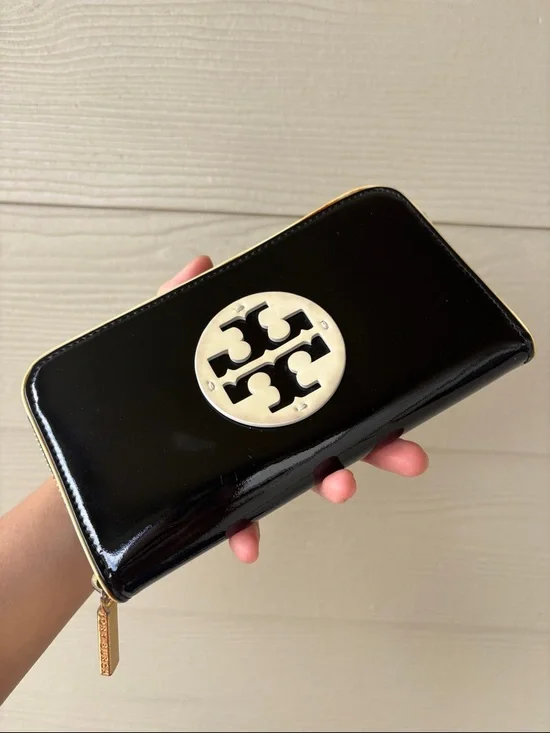 Tory Burch Black Patent Zip-Around Wallet with Logo - Picture 1 of 11
